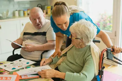 Ergotherapeut begeleidt oudere cliënt bij dagelijkse activiteiten